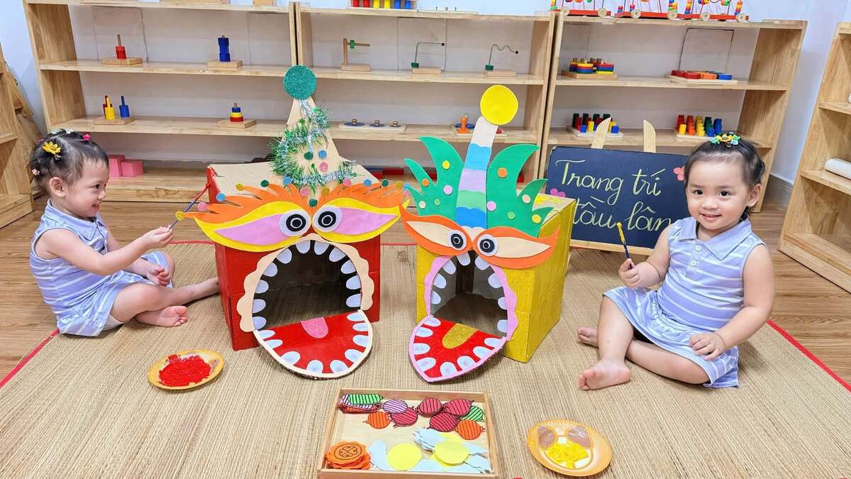 Diễn viên Thu Trang cho biết hai con gái sinh đôi hào hứng khi được tham gia trang trí đầu lân tại lớp mầm non từ vài ngày trước. Nữ diễn viên miêu tả hai con gái sinh đôi nhưng mỗi bé một vẻ, chỉ chung tính cách lém lỉnh, nghịch ngợm.