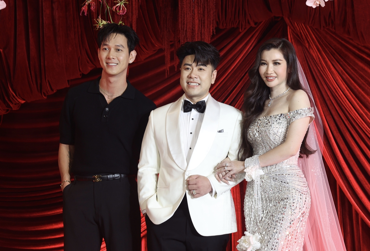 Diễn viên Song Luân (trái) bên cô dâu chú rể.