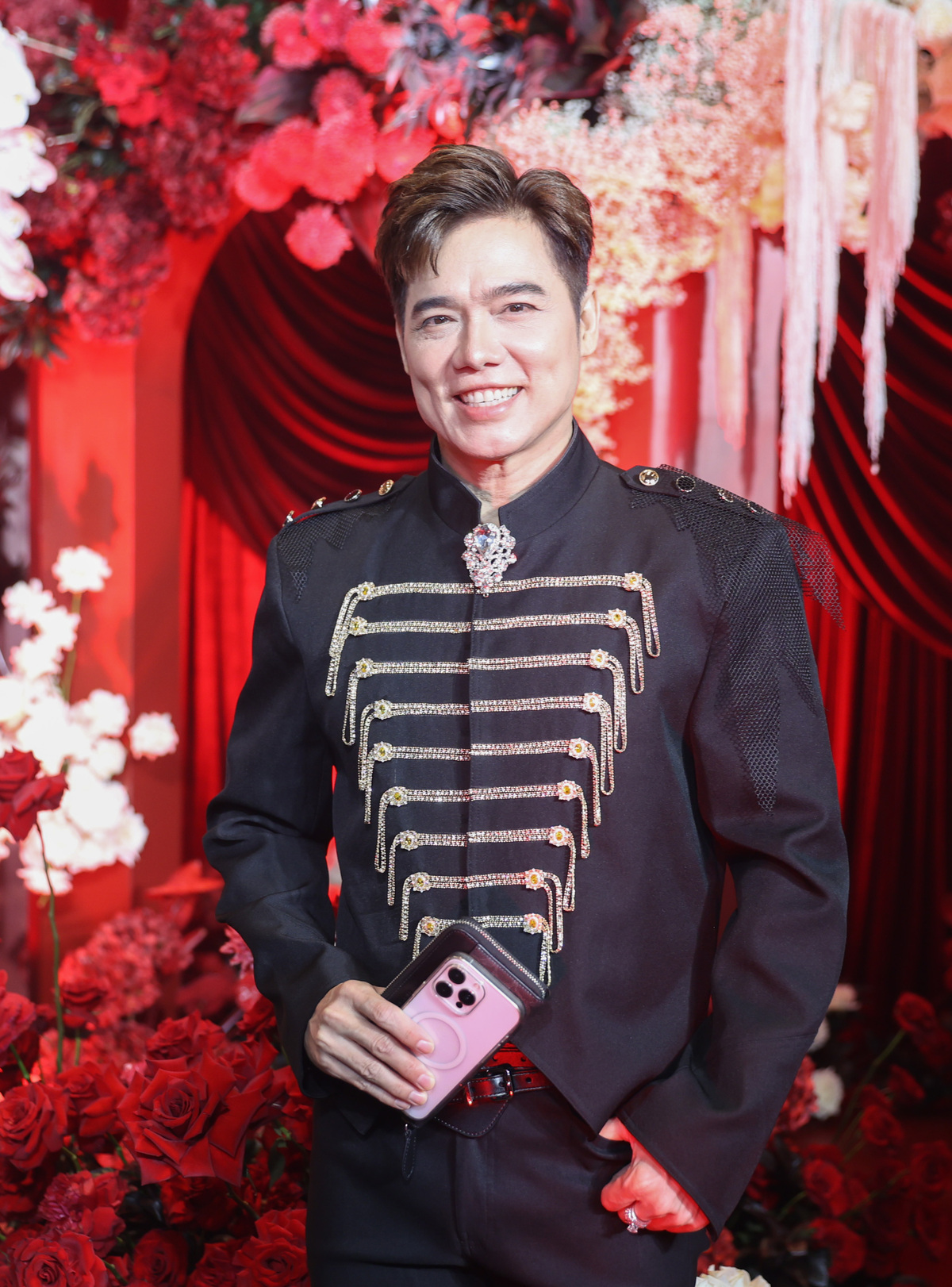 Ca sĩ Lưu Chí Vỹ và Akira Phan là hai gương mặt quen thuộc một thời của làng nhạc trẻ những năm 2000. Họ có mối quan hệ đồng nghiệp thân thiết và thường xuyên hợp tác trong các sản phẩm âm nhạc.