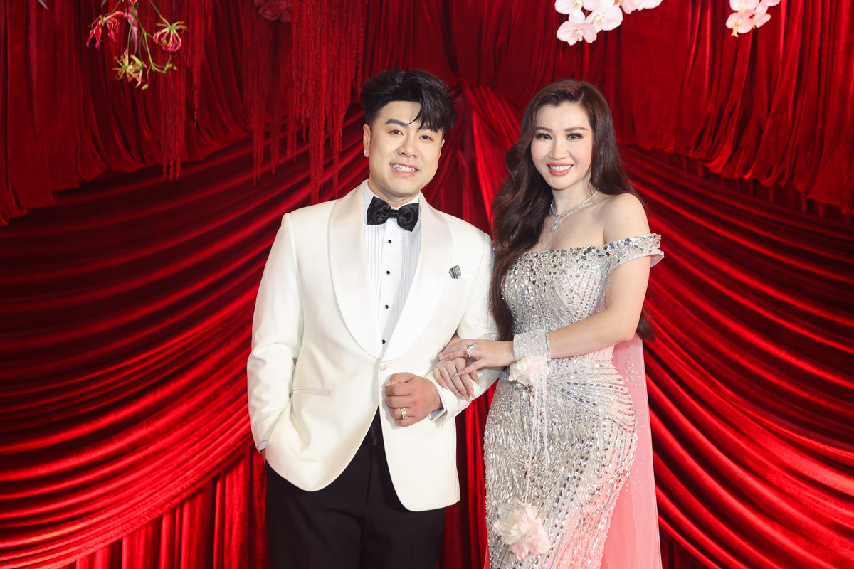 Akira Phan tên thật là Phan Võ Thanh Hùng, 41 tuổi, quê tại TP HCM. Năm 2010, anh gia nhập showbiz, có nhiều bản hit như Lời nguyền, Mùa đông không lạnh, Mong kiếp sau vẫn là anh em. Năm 2015, ca sĩ bị đứt dây chằng khi đá bóng, phải nghỉ hát một thời gian dài, tái xuất từ năm 2019 đến nay. Vợ anh tên Trúc Phương, 37 tuổi, là một doanh nhân.