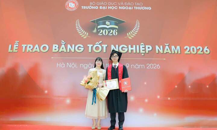 Đức Minh và mẹ tại lễ tốt nghiệp.