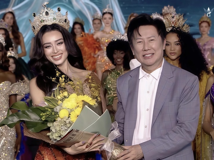 Đến hiện tại, thành tích của Emoura Phạm là Top 10 Pre-Arrival (vòng bình chọn dành cho những thí sinh được yêu mến trước cuộc thi) và dẫn đầu bảng bình chọn Grand Day Experience, đồng thời là đại diện châu Á duy nhất góp mặt trong Top 10 ở hạng mục này.