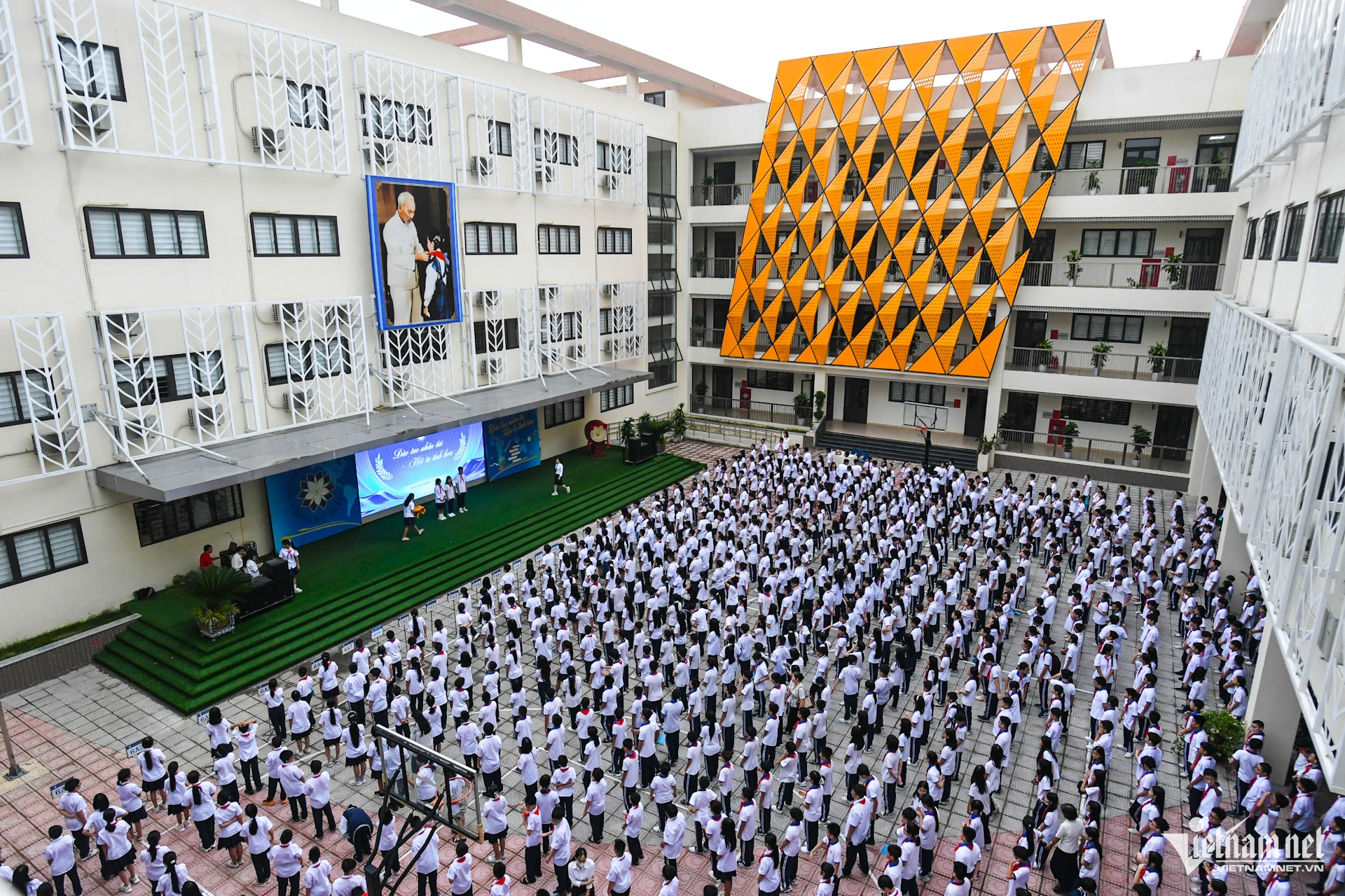 Công trình gồm khối lớp học, khối hiệu bộ, tầng hầm, sân chơi - bãi tập, bể bơi, nhà đa năng, hệ thống phòng cháy chữa cháy, thiết bị trường học và các hạng mục phụ trợ.
