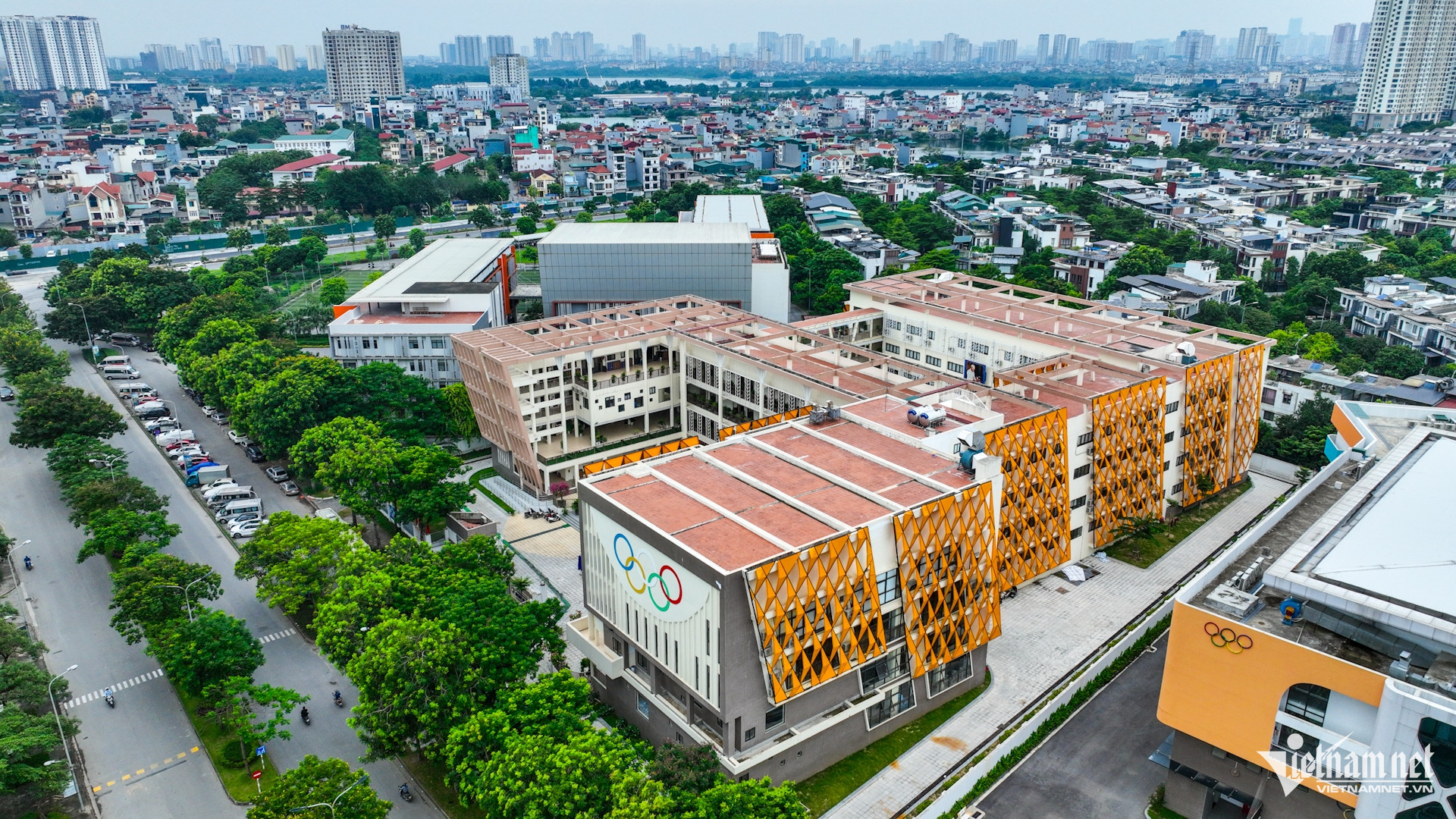 Trường THCS Hoàng Mai được thành lập năm 2021 và xây mới, đưa vào sử dụng từ đầu năm 2026. Trường có diện tích 9.750m², kinh phí đầu tư gần 250 tỷ đồng, nay thuộc địa bàn phường Hoàng Mai, Hà Nội.