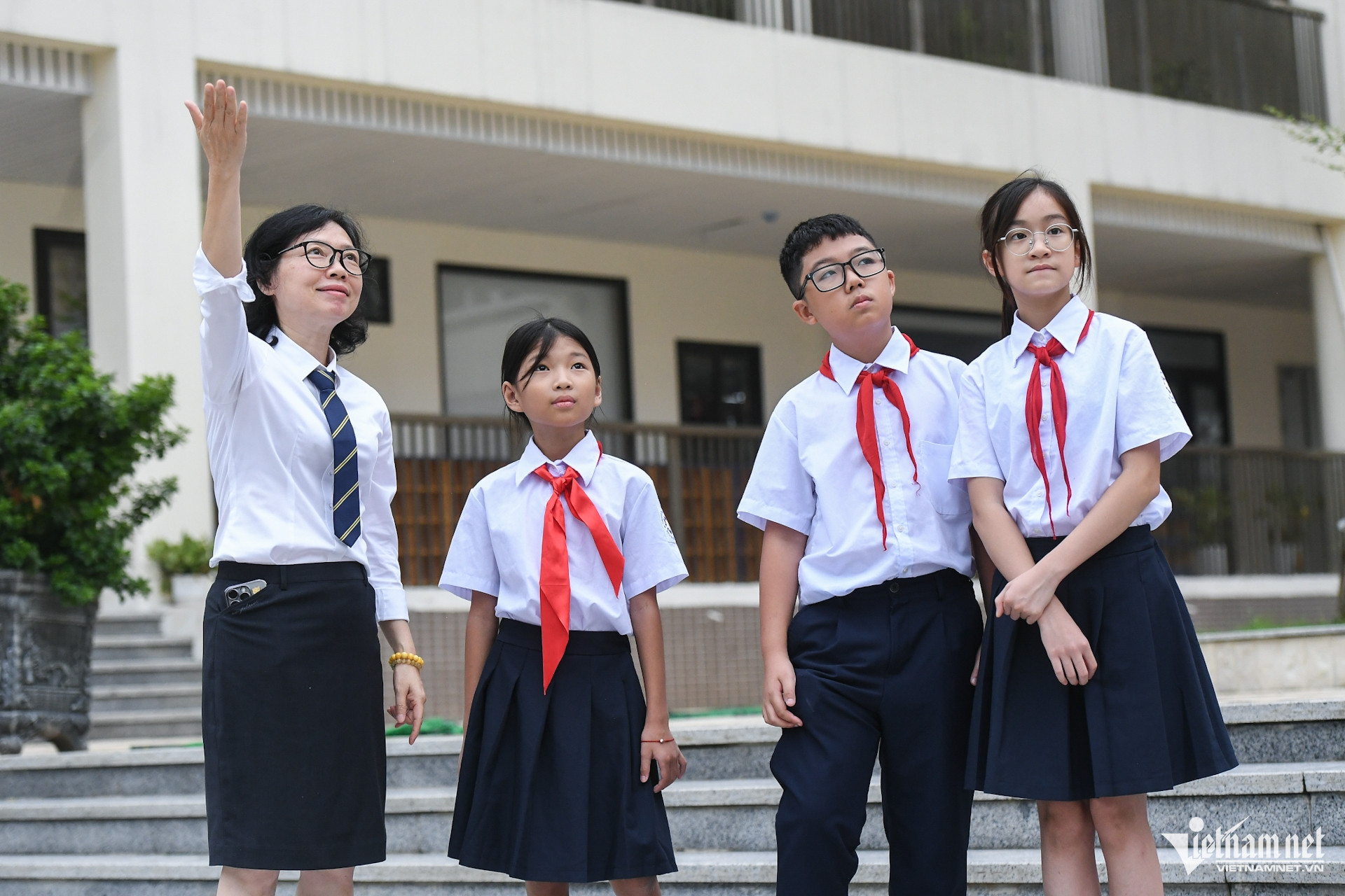 Chia sẻ với VietNamNet, bà Chu Thị Xuân Hường, Hiệu trưởng Trường THCS Hoàng Mai cho hay, trường có 95 phòng, bao gồm các phòng học, phòng chức năng, phòng làm việc... Hiện nay, trường có hơn 1.100 học sinh với 32 lớp.