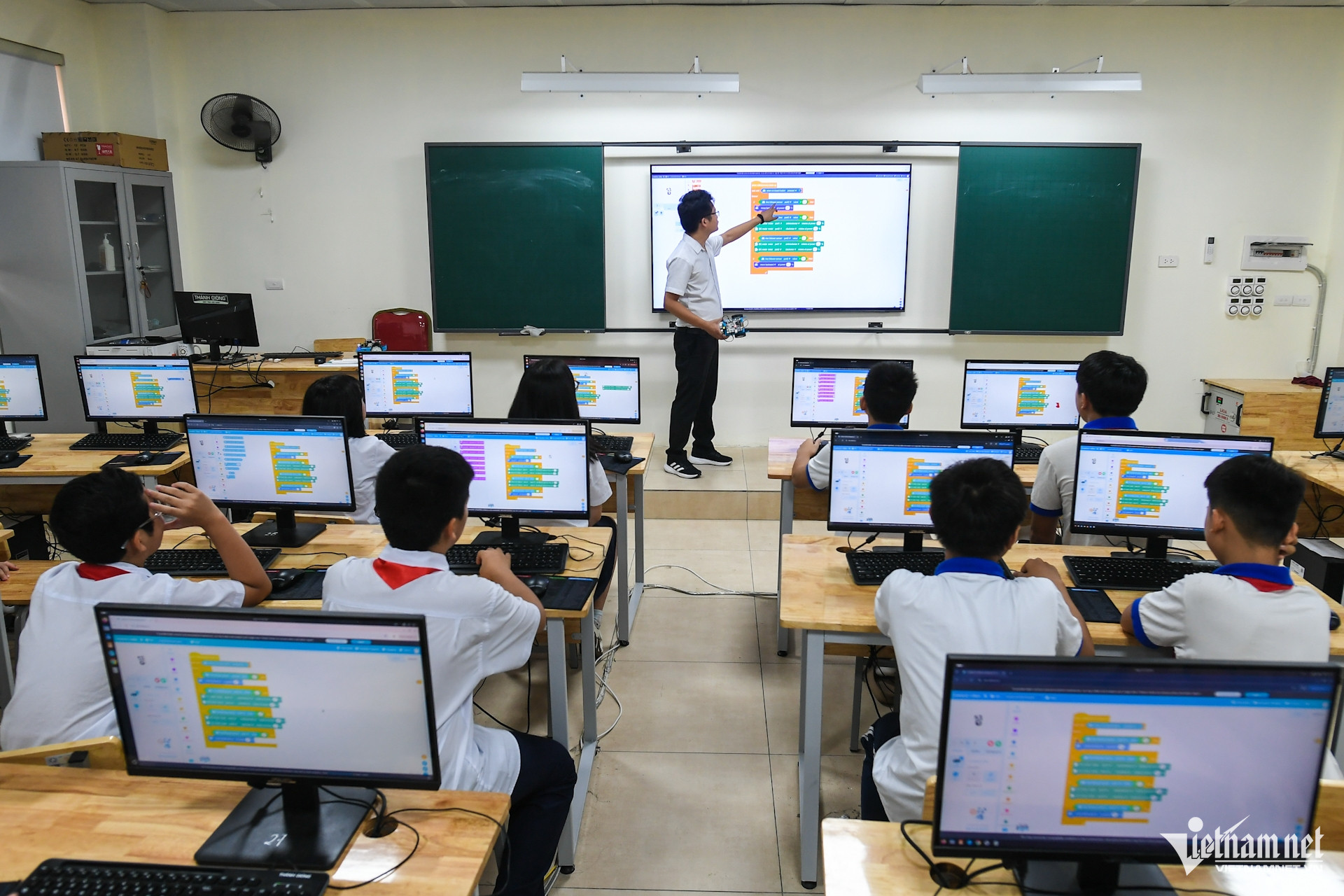 Hiện, trường có 54 cán bộ quản lý và giáo viên, trong đó 35 người thuộc biên chế, số còn lại là giáo viên hợp đồng. Có 18 người có trình độ thạc sĩ, chiếm hơn 33%.