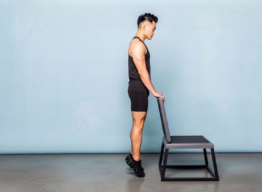 Nâng gót là bài tập đơn giản để tăng sức mạnh nhóm cơ bắp chân. Ảnh: AI.