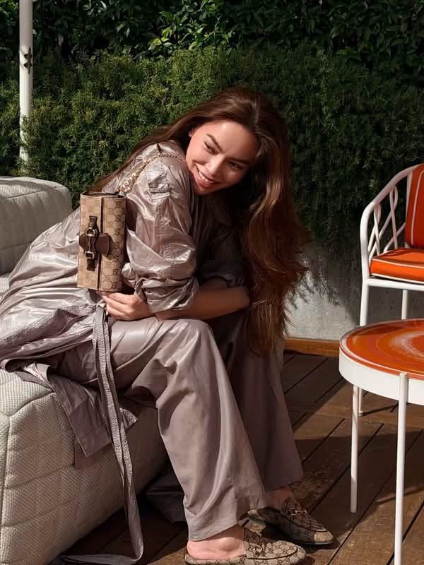 Trong vai trò Bạn thân thương hiệu của Gucci, Hồ Ngọc Hà ưu tiên diện các thiết kế của nhà mốt danh tiếng, giúp cô nâng tầm đẳng cấp của một ngôi sao quốc tế. 