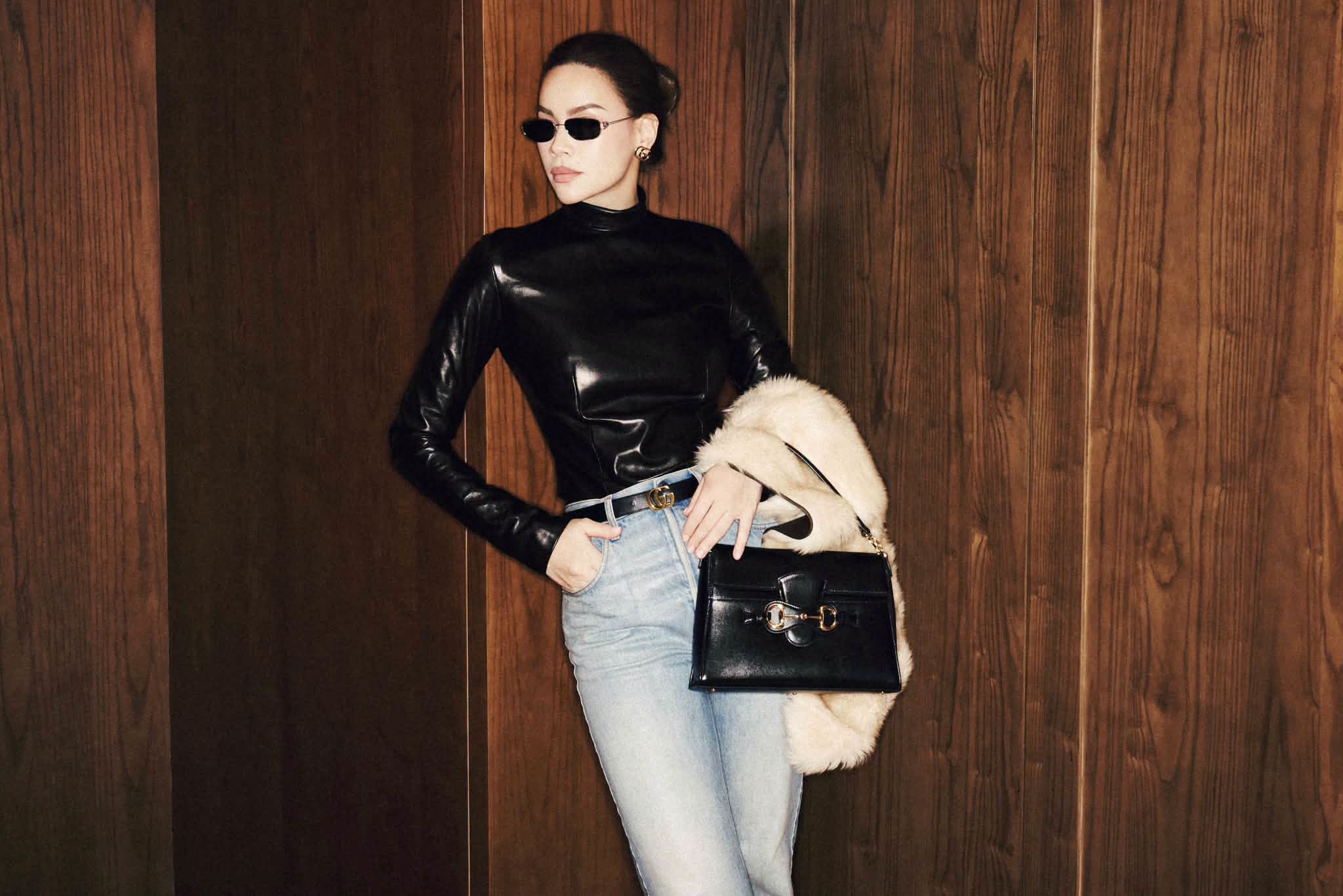Nữ ca sĩ nâng tầm outfit bằng các phụ kiện đều đến từ nhà mốt Gucci và khoăng choàng lông.