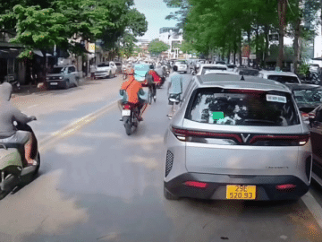 Clip: Taxi lấn làn tông liên hoàn ba xe máy