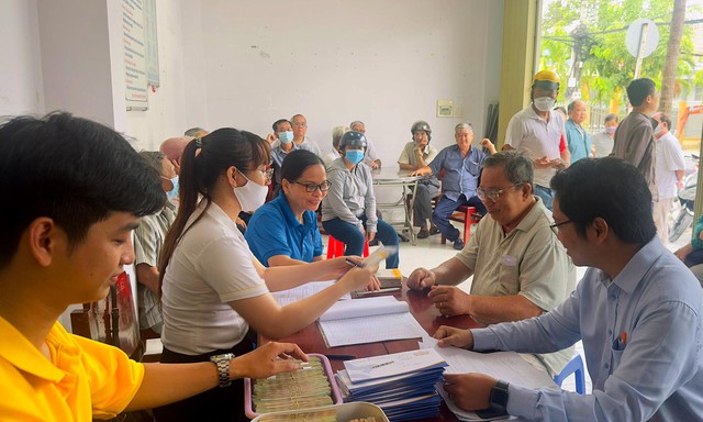 Người dân có thể nhận lương hưu qua tài khoản hoặc nhận trực tiếp bằng tiền mặt. Ảnh minh họa: TL