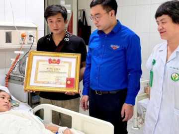 Tặng Huy hiệu ‘Tuổi trẻ dũng cảm’ cho cô giáo Hoàng Thị Hiền