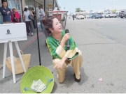 Giải trí - Danh hài Thúy Nga ra chợ ở Mỹ hát rong, cầm nón xin tiền được 33 đô-la