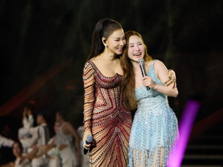 Thu Minh song ca với Hương Tràm sau hơn 1 thập kỷ, màn tái hợp khiến khán giả "vỡ oà"