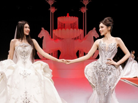 Kỳ Duyên - Đoàn Thiên Ân diện váy cưới lộng lẫy, nắm tay nhau trên sàn catwalk