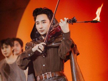 Hoàng Rob mở rộng biên độ sáng tạo tại ATVNCG với cây violin rực lửa