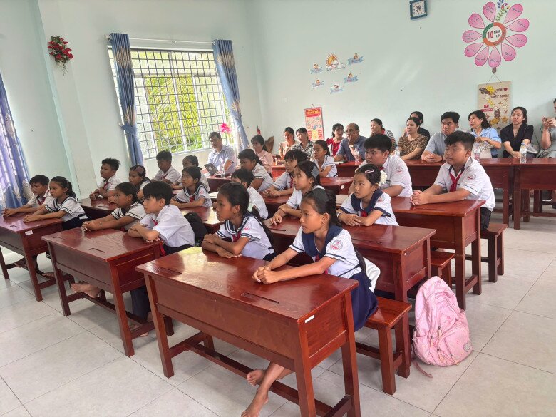Quỹ Bông Hồng Nhỏ phối hợp cùng đối tác triển khai học thử lớp học tiếng Anh tại An Giang.