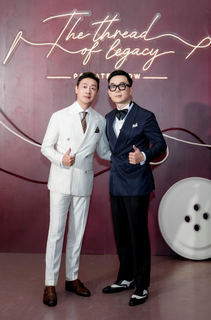 Mới đây, MC quốc dân có mặt tại show thời trang của NTK ruột, người đã thực hiện toàn bộ trang phục của anh trong 2 mùa Anh Trai Vượt Ngàn Chông Gai.