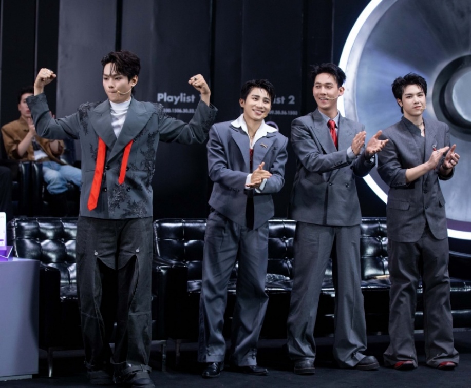 Live Stage 1 Tinh Hà Say Hi amp;#34;khuấy đảoamp;#34; các BXH âm nhạc trong nước và vươn ra quốc tế - 10