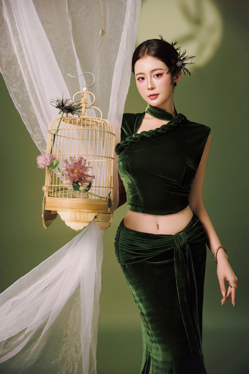 Trong loạt ảnh mới, Thùy Trang xuất hiện với hình ảnh huyền ảo. Ở những khung hình đầu tiên, cô diện trang phục nhung xanh đậm, tạo dáng bên lồng chim và lớp voan mỏng.