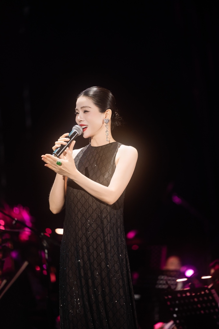 Cô gửi lời cảm ơn Thanh Lam vì đã nhường 2 bài hát vốn gắn với giọng ca của diva cho mình.