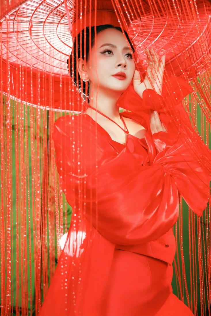 Quán quân Sao Mai 2011 Lương Nguyệt Anh chính thức trở lại với hình ảnh mới mẻ sau hơn 1 năm tập trung cho vai trò làm mẹ.