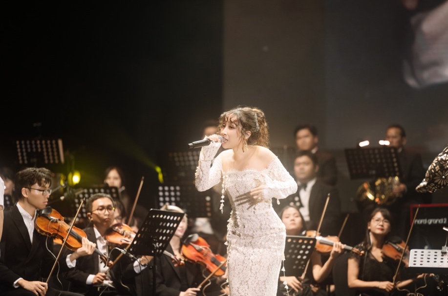Mỹ Linh song ca cùng con gái Mỹ Anh, Lệ Quyên cảm ơn Thanh Lam trên sân khấu đêm nhạc Thanh Tùng - 19