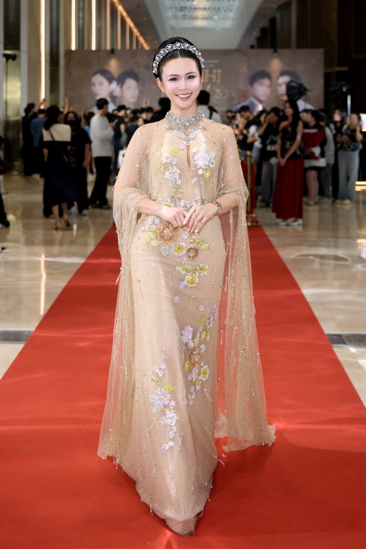 Người đẹp còn đăng ký học thêm catwalk với Võ Hoàng Yến để chuẩn bị cho những hoạt động quảng bá liên quan đến bộ phim.