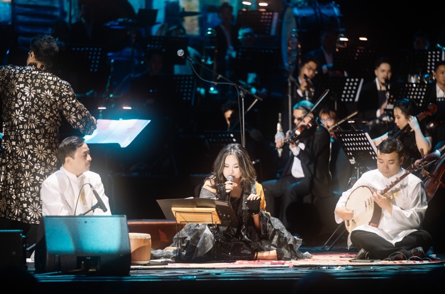 Thanh Lam mang đến Chuyện cổ Nghi Tàm, kết hợp đàn nguyệt, trống chầu cùng dàn nhạc.