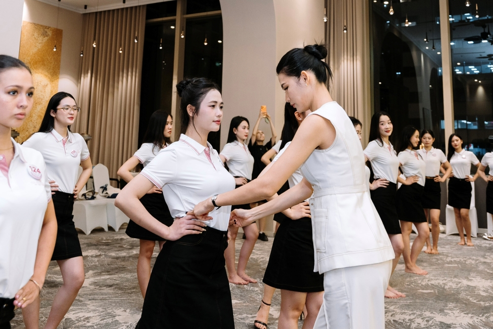 Người mẫu Ngọc Anh Nana hướng dẫn 53 thí sinh Hoa hậu Việt Nam 2026 catwalk - 3