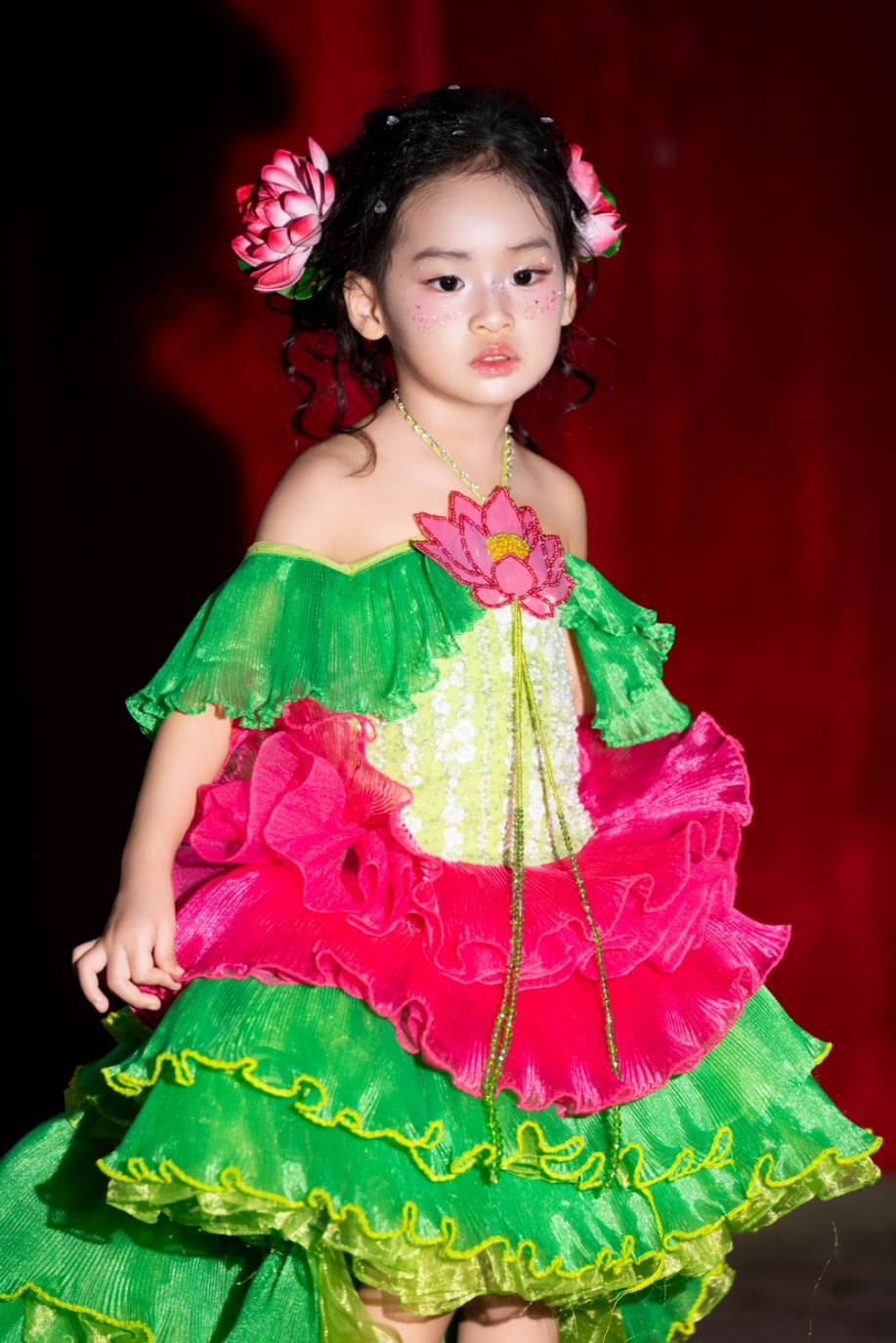 Bé Moniz Mai Khánh được làm quen với sàn catwalk ở tuổi lên 3.