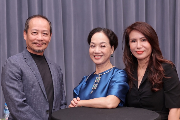 NSND Lê Khanh bên con gái của cố nhạc sĩ Phú Quang - Nguyễn Giáng Hương và đạo diễn Phạm Hoài Nam.