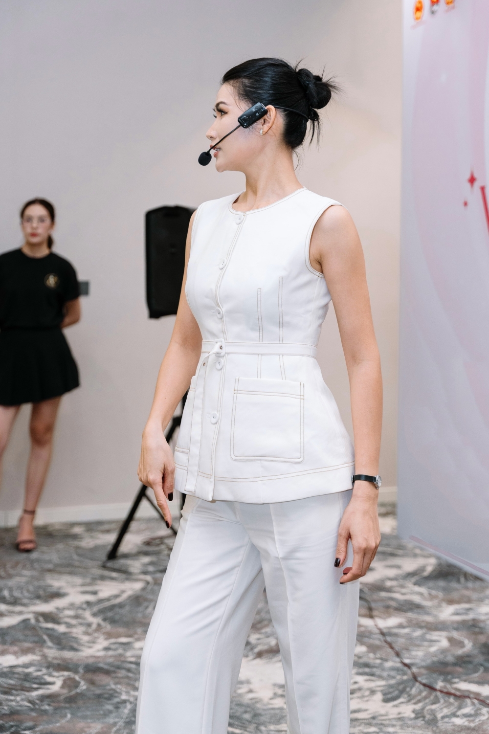 Người mẫu Ngọc Anh Nana hướng dẫn 53 thí sinh Hoa hậu Việt Nam 2026 catwalk - 4