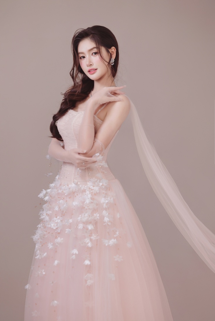 Người đẹp muốn tạo dấu ấn riêng bằng hình ảnh một đại diện Việt Nam có vẻ đẹp, tri thức và hiểu rõ điều mình theo đuổi.