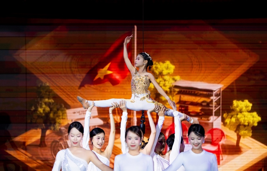 Những tiết mục biểu diễn đậm nét văn hoá và niềm tự hào dân tộc của các em nhỏ.