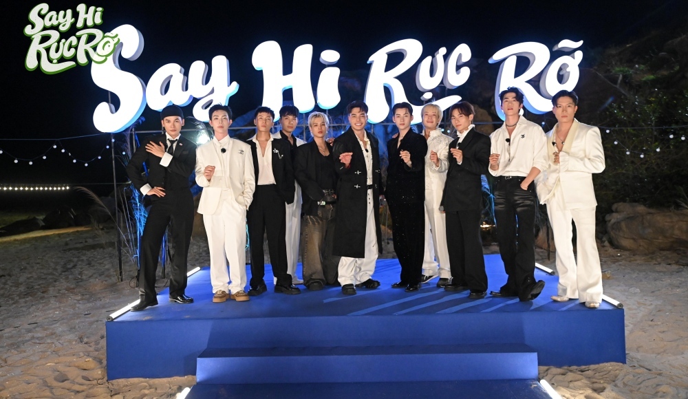Say Hi Rực Rỡ: Các anh trai nhận về amp;#34;kho báuamp;#34; đặc biệt sau những ngày băng rừng vượt biển - 1