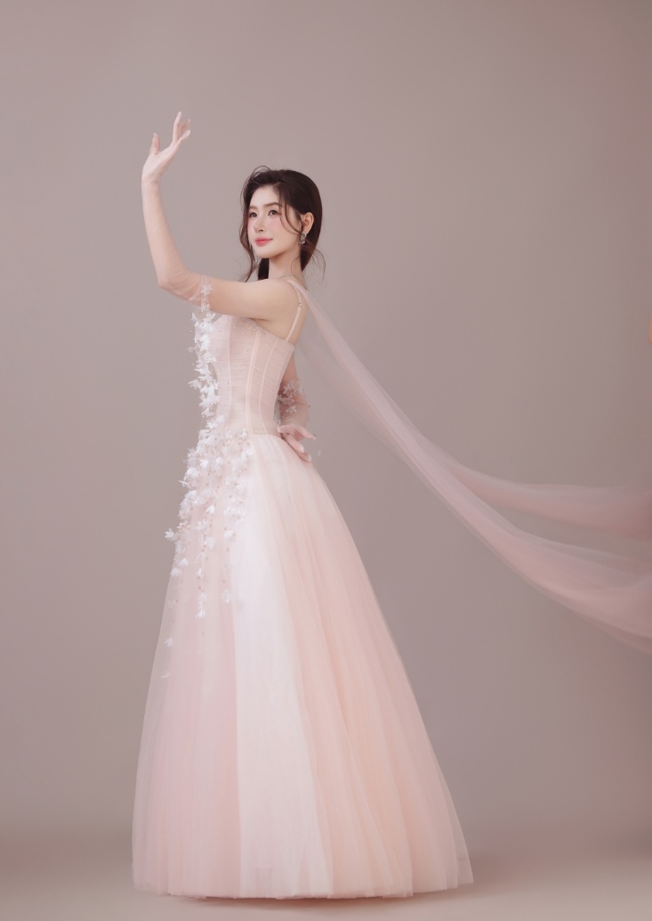 Người đẹp đến từ Hải Phòng, có chiều cao 1m7 và số đo 3 vòng 84-61-94 cm.