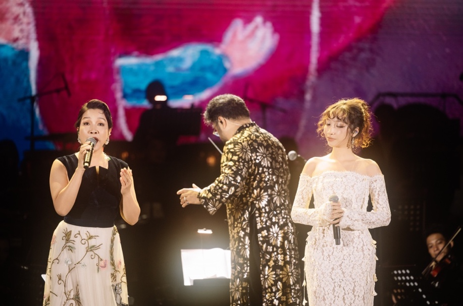 Màn song ca Giọt sương trên mí mắt giữa Mỹ Linh và con gái Mỹ Anh là một trong những điểm nhấn của chương trình.