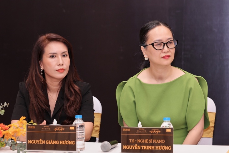 2 con gái của nhạc sĩ Phú Quang là Nguyễn Trinh Hương và Nguyễn Giáng Hương đều có vai trò quan trọng trong khâu sản xuất đêm nhạc của bố.