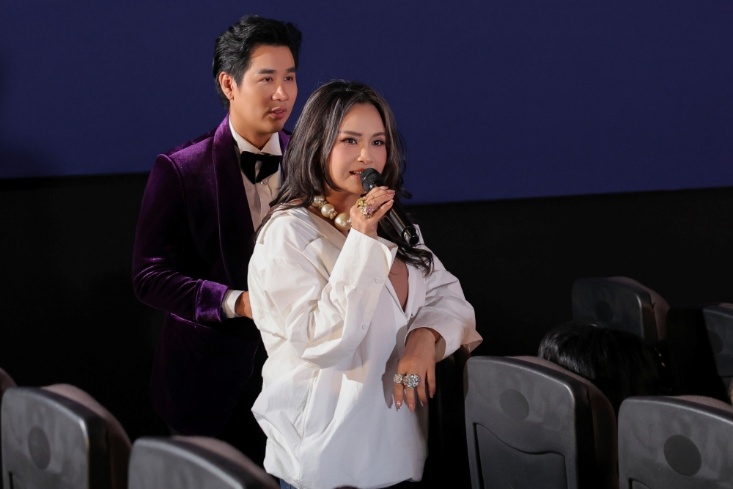 Diva Thanh Lam tới chúc mừng người em thân thiết.