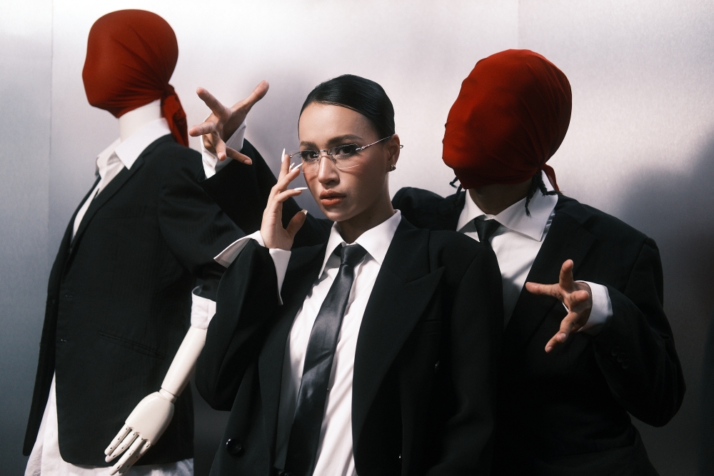 DJ Tít hóa amp;#34;nữ tổng tàiamp;#34;, đưa thế giới siêu thực vào MV mới - 3