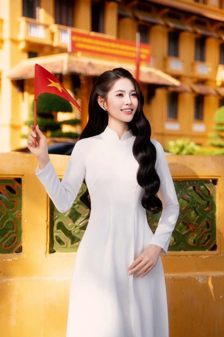 Không chỉ gây ấn tượng bởi ngoại hình, cô còn sở hữu nền tảng học vấn đáng chú ý.