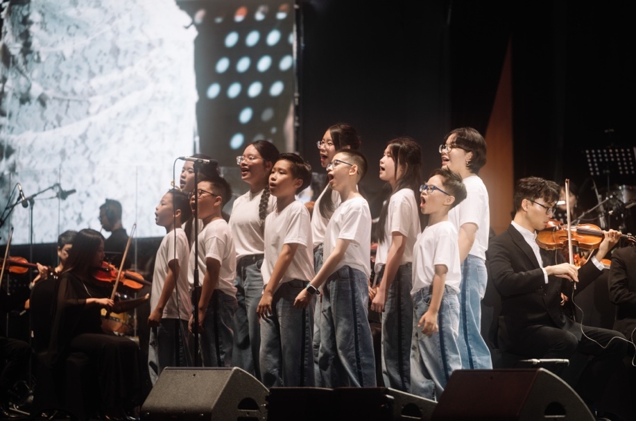 Mỹ Anh cùng dàn đồng ca thiếu nhi khép lại chương trình bằng Hát với chú ve con.
