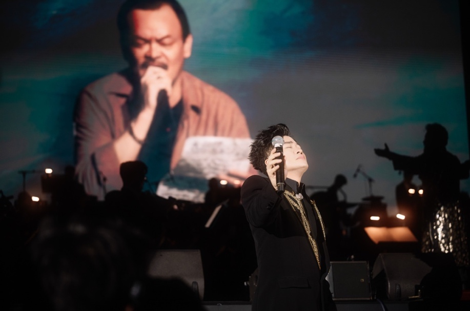 Mỹ Linh song ca cùng con gái Mỹ Anh, Lệ Quyên cảm ơn Thanh Lam trên sân khấu đêm nhạc Thanh Tùng - 12