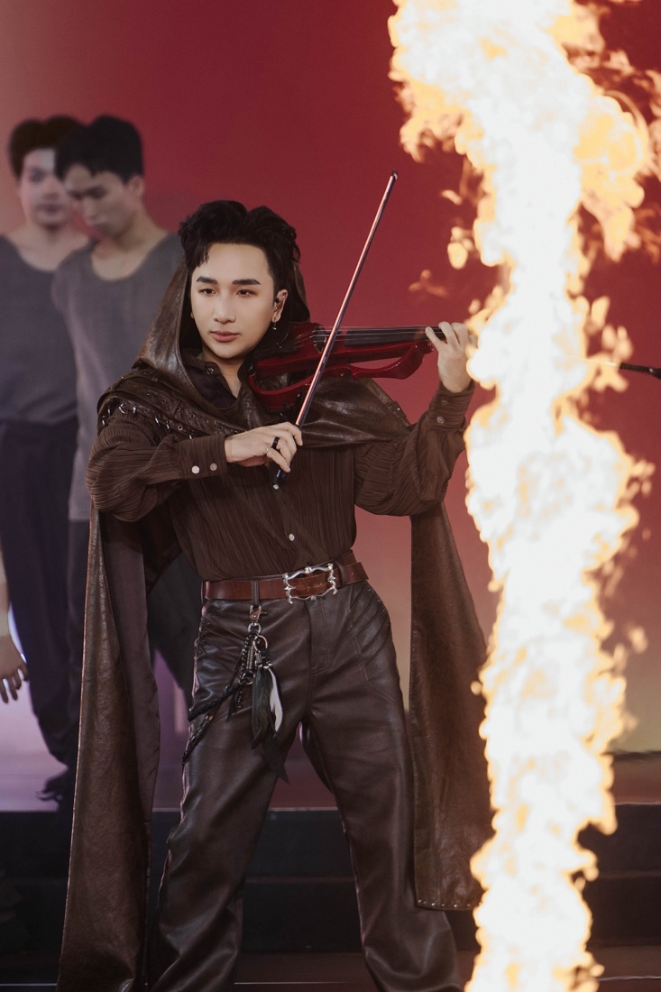Hoàng Rob đang cho thấy khả năng mở rộng giới hạn của một nghệ sĩ violin trên sân khấu Anh Trai Vượt Ngàn Chông Gai 2026.