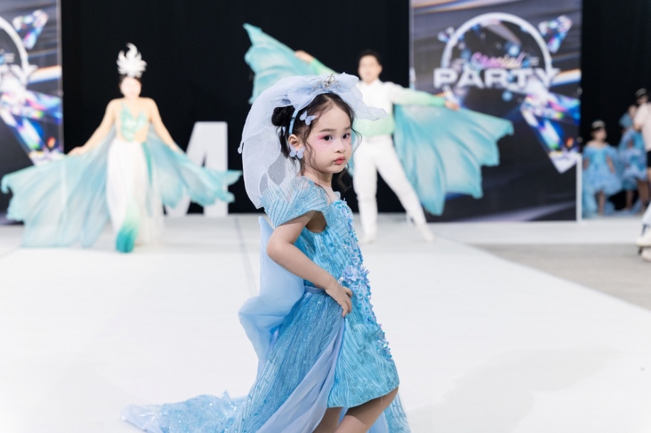 Cô bé được khen có thần thái đặc biệt, khi nhiều trẻ ở độ tuổi lên 3 vẫn còn e dè ở những không gian đông người.
