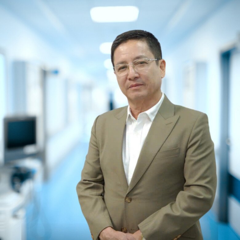 NSƯT Chí Trung vào vai giám đốc bệnh viện trong phim.