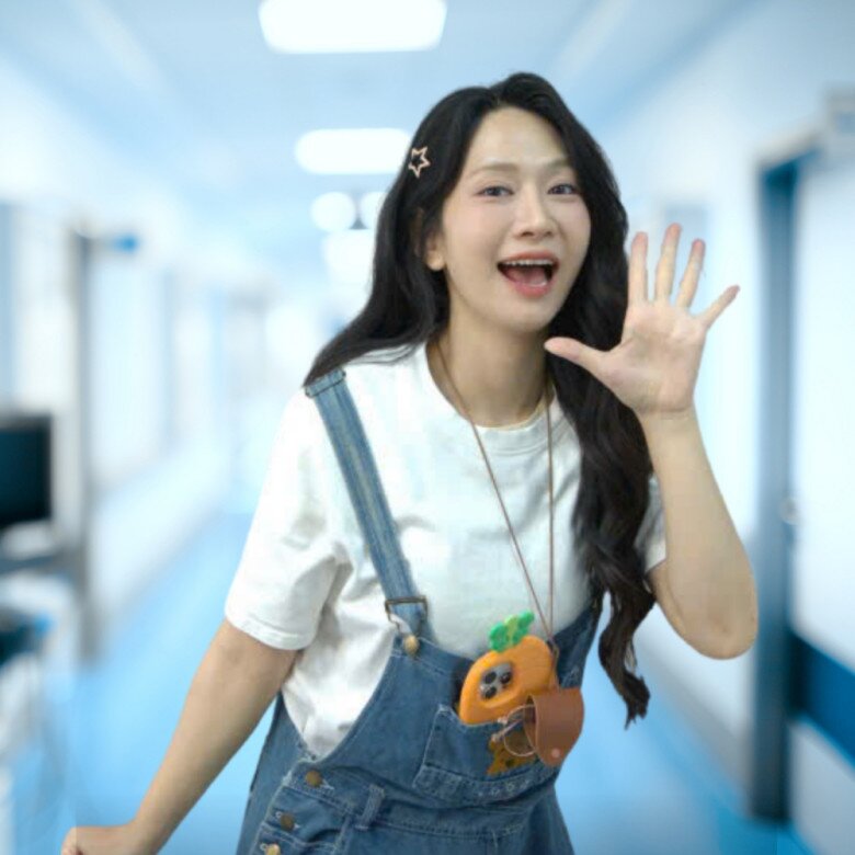 Lê Bống vào vai Nguyễn Khánh Vi - nhân viên truyền thông của bệnh viện.