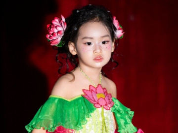 Con gái Á hậu Trúc Ny tự tin catwalk một mình ở tuổi lên 3