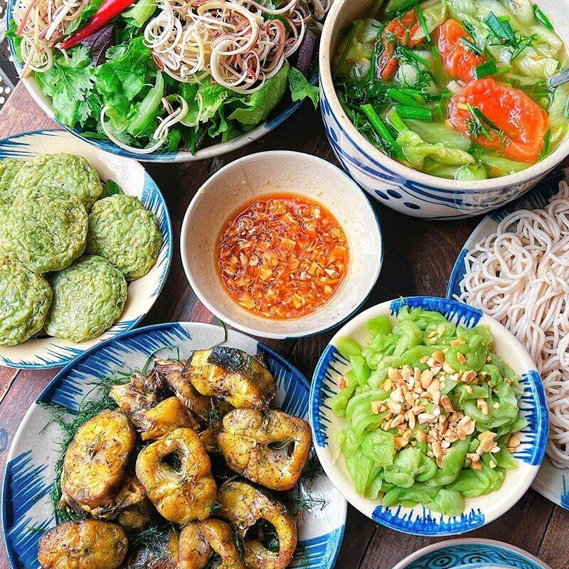 Mâm cơm này gồm các món: Cá bò sông nướng - Chả cá thì là - Canh chua dọc mùng - Rau sống - Nộm dọc mùng (Ảnh: Loan Trần)